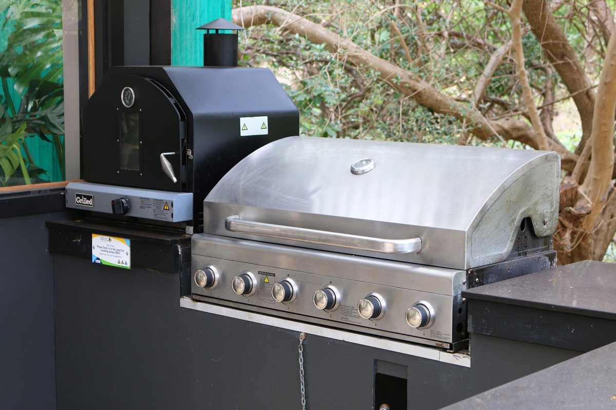Camp Kitchen enclosed bbq pizza oven